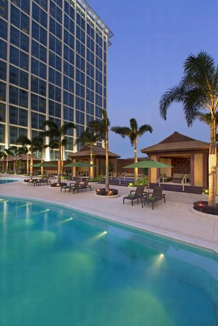 在泳池的私人小屋的浪漫燭光晚宴